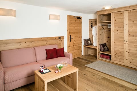 Suite (Kristall) | Down comforters, minibar, in-room safe, desk