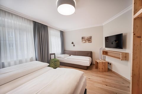 Family Suite | Hypo-allergenic bedding, in-room safe, desk, blackout drapes