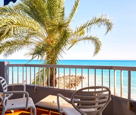 Double or Twin Room, Balcony, Sea View | Minibar, in-room safe, blackout drapes, soundproofing