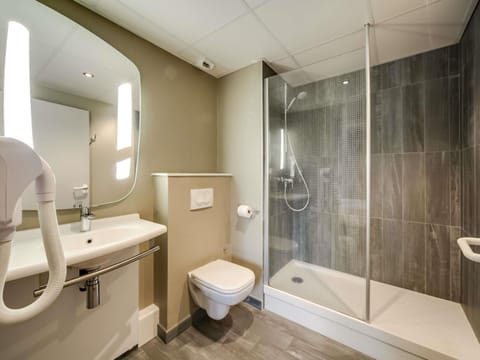 Premium bedding, desk, blackout drapes, soundproofing