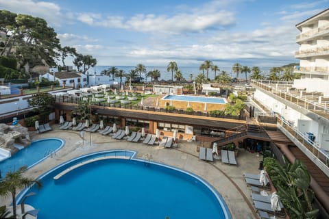 Indoor pool, 3 outdoor pools, pool umbrellas, sun loungers