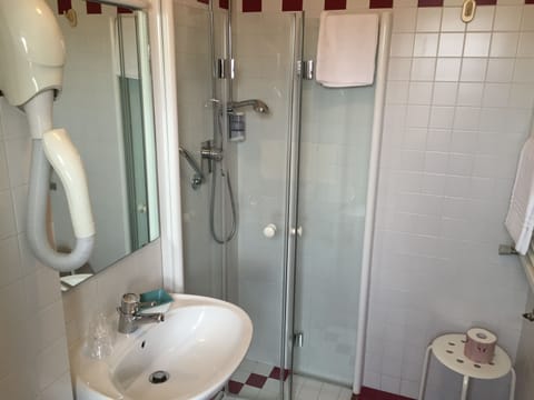Shower, free toiletries, hair dryer, bidet