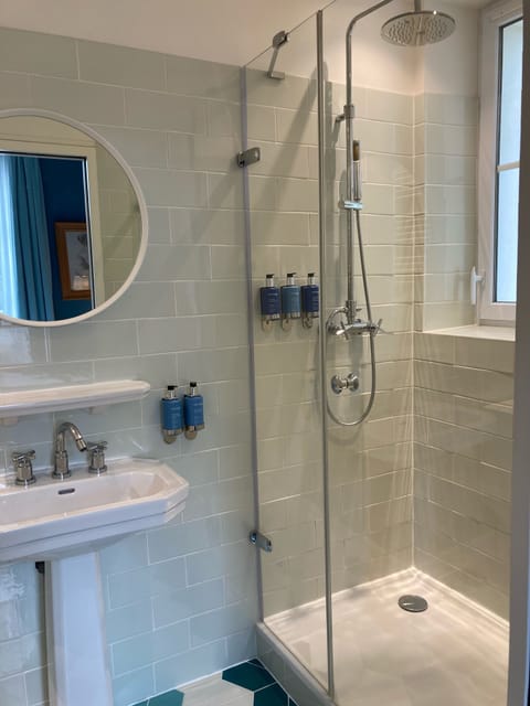 Classic Single Room | Bathroom | Free toiletries, hair dryer, bathrobes, slippers