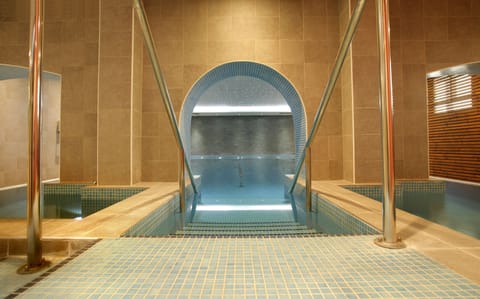 Indoor pool, sun loungers