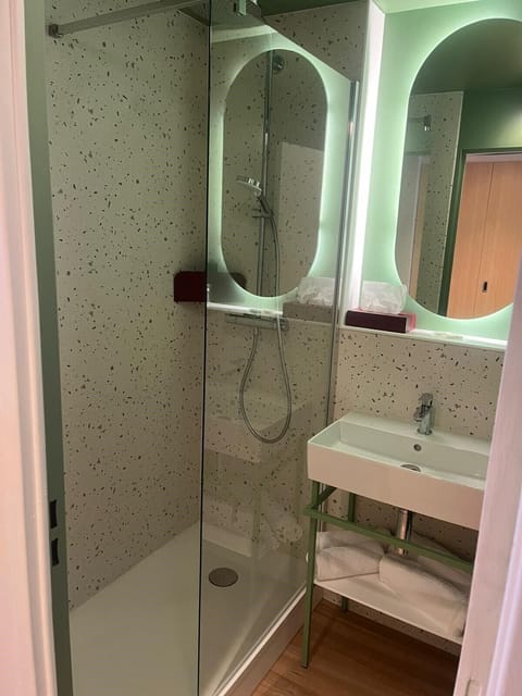 Combined shower/tub, rainfall showerhead, free toiletries, hair dryer