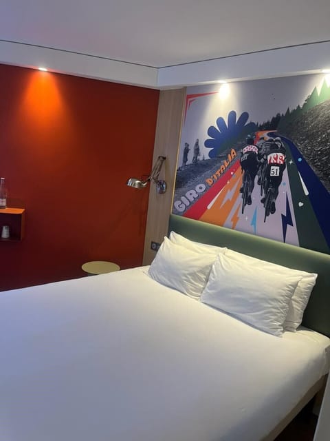 Premium bedding, in-room safe, desk, blackout drapes