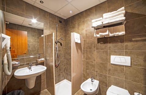 Shower, free toiletries, hair dryer, bidet