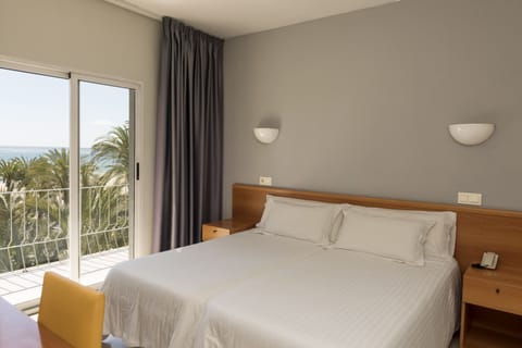 Double Room (Doble Vistas) | Down comforters, desk, blackout drapes, iron/ironing board