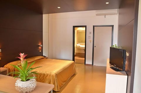 In-room safe, cribs/infant beds, rollaway beds, wheelchair access