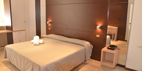 In-room safe, cribs/infant beds, rollaway beds, wheelchair access