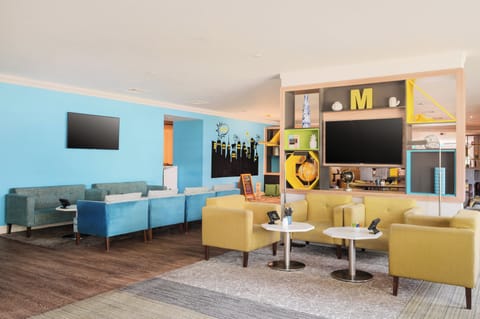 Serves breakfast, lunch, and dinner