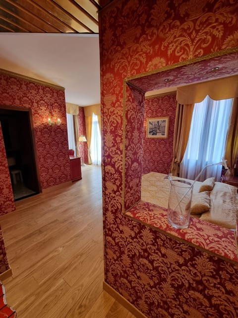 Junior Suite with Balcony and Canal View | Minibar, in-room safe, desk, free WiFi