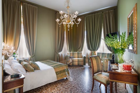 Suite | In-room safe, desk, soundproofing, iron/ironing board