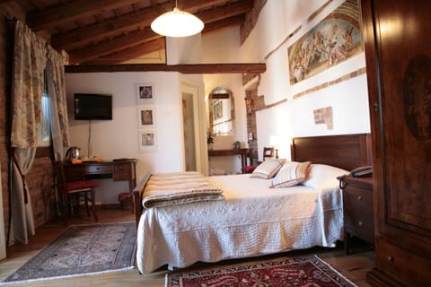 Suite | Egyptian cotton sheets, Select Comfort beds, minibar, desk