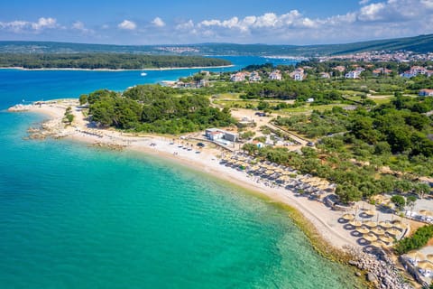 Private beach nearby, free beach shuttle, free beach cabanas