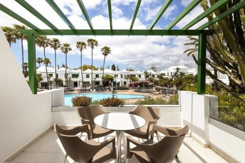 2 outdoor pools