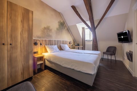 Standard Double Room | Desk, cribs/infant beds, rollaway beds, bed sheets