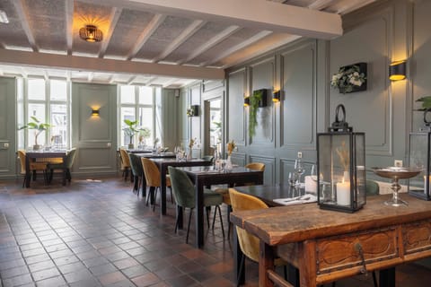 2 restaurants, breakfast served