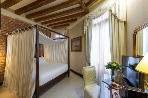 Deluxe Double Room (Four Poster Bed) | Pillowtop beds, minibar, in-room safe, desk