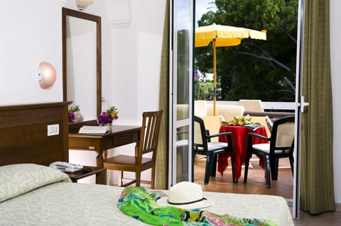 Deluxe Triple Room | Minibar, cribs/infant beds, WiFi, bed sheets