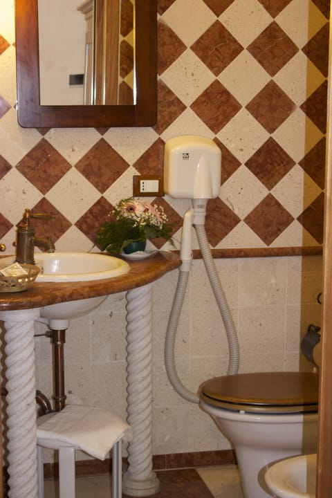 Double or Twin Room | Bathroom | Shower, free toiletries, hair dryer, bidet