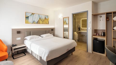 Single Room | Desk, blackout drapes, iron/ironing board (on request)