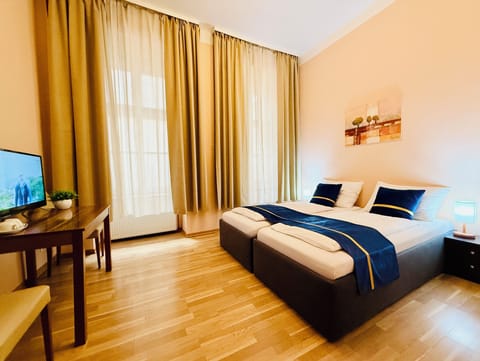 Double Room | Pillowtop beds, desk, iron/ironing board, free WiFi