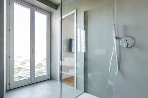 Double Room, Balcony, Lake View | Bathroom | Free toiletries, hair dryer, bidet, towels