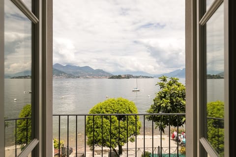 Deluxe Room, 1 Queen Bed, Lake View | Desk, free WiFi, bed sheets