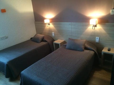 Desk, soundproofing, free WiFi