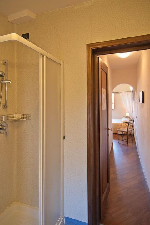 Double Room | Bathroom | Shower, towels