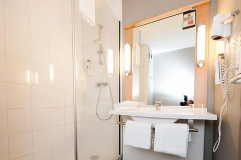 Standard Room, 2 Twin Beds | Bathroom | Shower, eco-friendly toiletries, hair dryer, towels