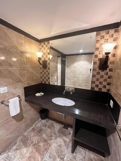 Executive Double Room, 1 Queen Bed | Bathroom | Shower, rainfall showerhead, free toiletries, hair dryer