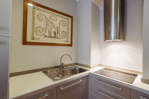 Apartment, 3 Bedrooms | Private kitchen | Fridge, microwave, stovetop, coffee/tea maker