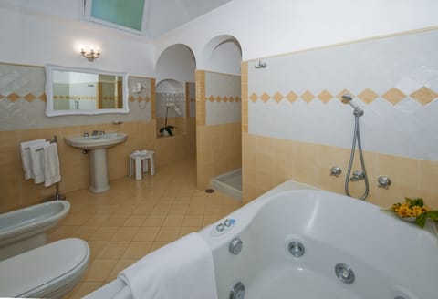 Suite, Terrace | Bathroom | Free toiletries, hair dryer, bidet, towels