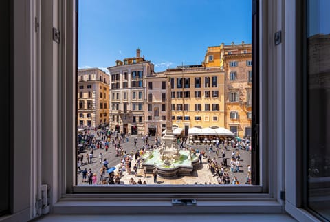 Corner room with Pantheon and fountain view | View from room