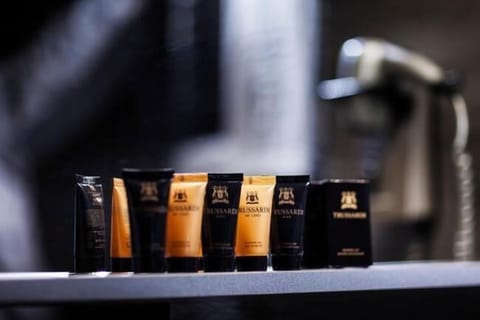 Combined shower/tub, hair dryer, slippers, bidet