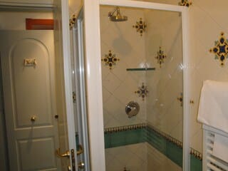 Standard Double Room | Bathroom shower