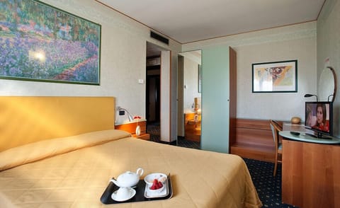 Desk, soundproofing, free WiFi, bed sheets