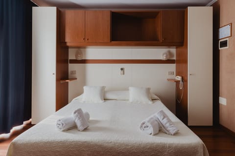 Triple Room | Desk, free WiFi