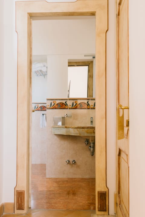 Deluxe Double or Twin Room | Bathroom | Free toiletries, hair dryer, bathrobes, slippers