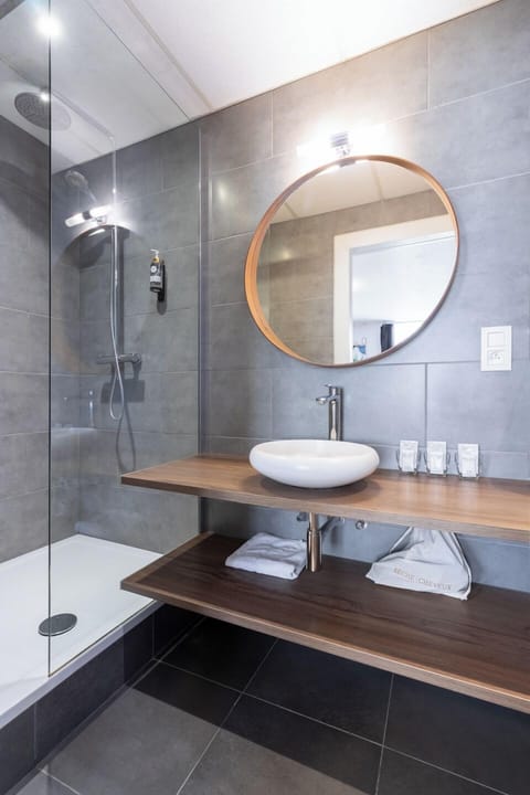 Comfort Triple Room | Bathroom | Hair dryer, towels, soap, shampoo