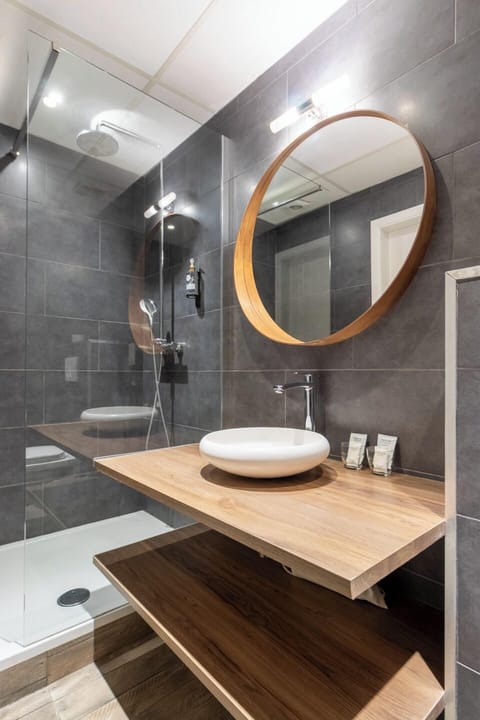 Double Room | Bathroom | Hair dryer, towels, soap, shampoo