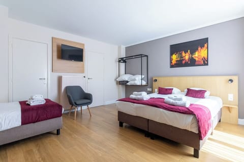 Quadruple Room | In-room safe, desk, soundproofing, cribs/infant beds