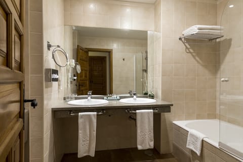 Combined shower/tub, hair dryer, towels