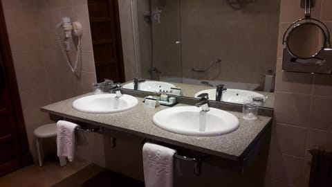 Minibar, in-room safe, desk, free WiFi