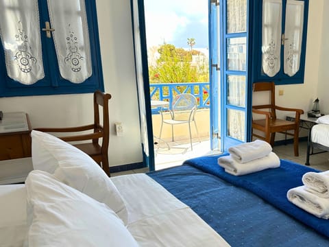 Standard Triple Room | Minibar, in-room safe, desk, laptop workspace