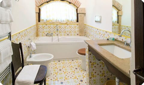 Double Room | Bathroom | Rainfall showerhead, free toiletries, hair dryer, bidet