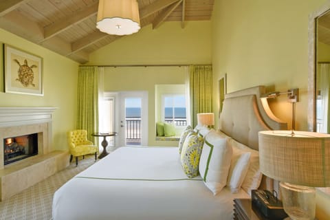 Room, 1 King Bed, Oceanfront (Preferred) | Premium bedding, minibar, in-room safe, desk