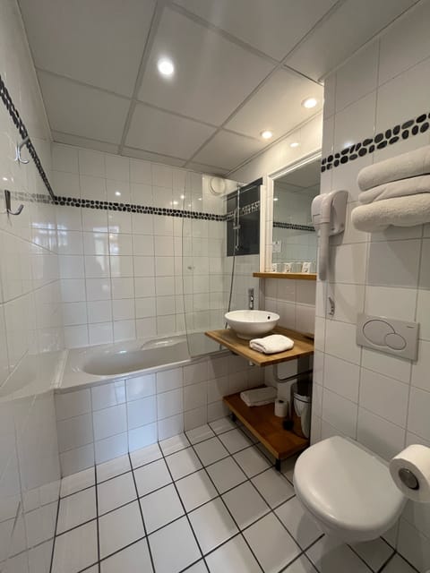 Triple Room | Bathroom | Hair dryer, towels, shampoo, toilet paper